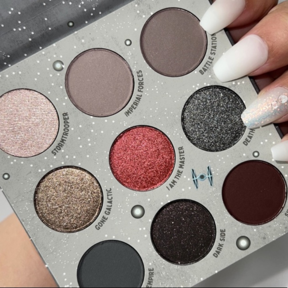 🛍HP🛍DARTH VADER: LIMITED EDITION: Colourpop
shadow palette - Picture 6 of 7
